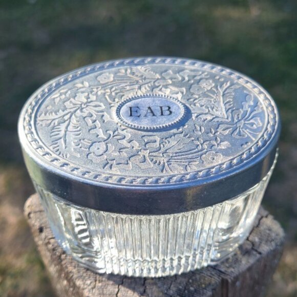 Vintage Avon vanity jar Deco style ribbed glass silvertone repousse floral lid - Picture 1 of 7